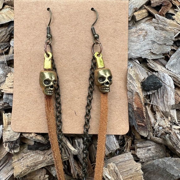 Leather chains and skulls - Picture 4 of 7